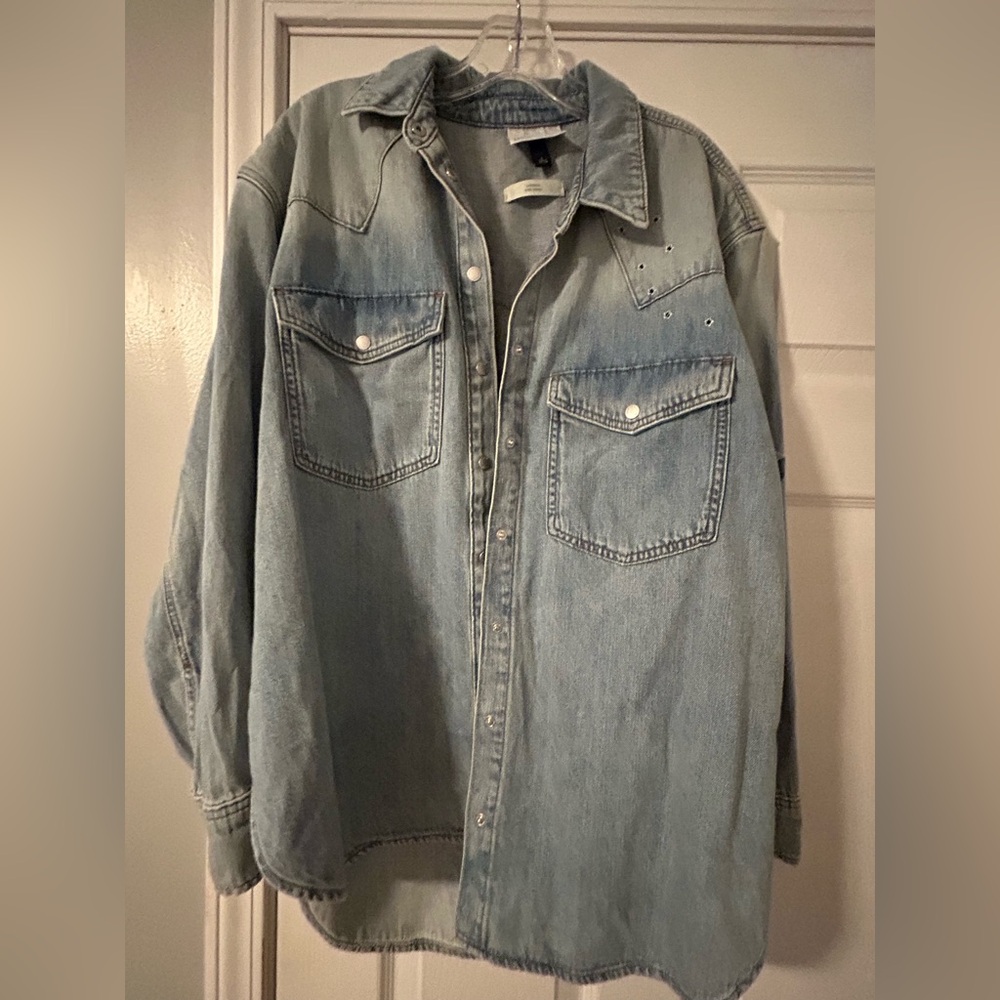 NEW UNIVERSAL THREAD Long Sleeve Star Embroidered Western Denim Shirt Lt Wash L